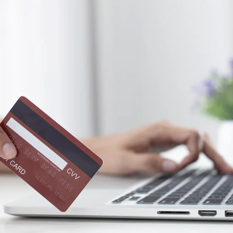 Who can apply for Flipkart Axis Bank Credit Card?